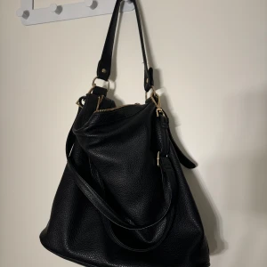 Svart väska - Jätte snygg svart väska med guldiga detaljer i bra skick