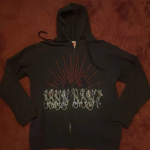 Skitnsygg rihnestone hoodie! - En väldigt najs rihnestone hoodie från märket abundant. Köpt från popup butik för ca 1 år sedan. Säljer då jag inte använder längre. Kond är 7/10. Köpt för ca 800kr. Skriv vid minsta fundering!