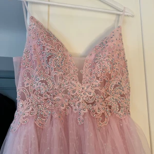 Rosa Balklänning - Rosa Balklänning från Zapaka. hann inte komma fram i tid så är helt oanvänd. Jättefin med mycket tyg nertill. V ringad i bak. 