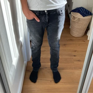 Nudie Jeans Grim Tim - Nudie Jeans av modellen Grim Tim. Storlek W31 L32. Mycket gott skick inget tecken på användning. Hör av dig vid minsta fundering!