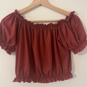 Kort topp - Supersöt röd/orange topp i kort modell från gina! Använd bara en gång