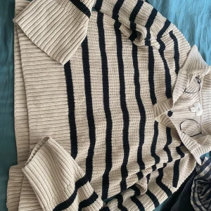 Randig tröja från Hm, Storlek M skulle också kunna passa strlk L - Bra skick,Är bara inte min stil! Lång ärmar och gulig