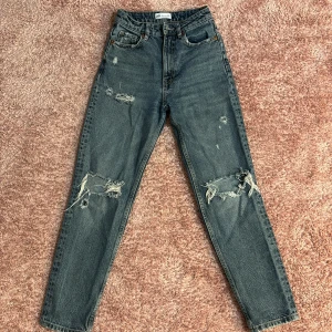 Mörk blåa jeans - Mörk blåa jeans från zara i storlek 32.