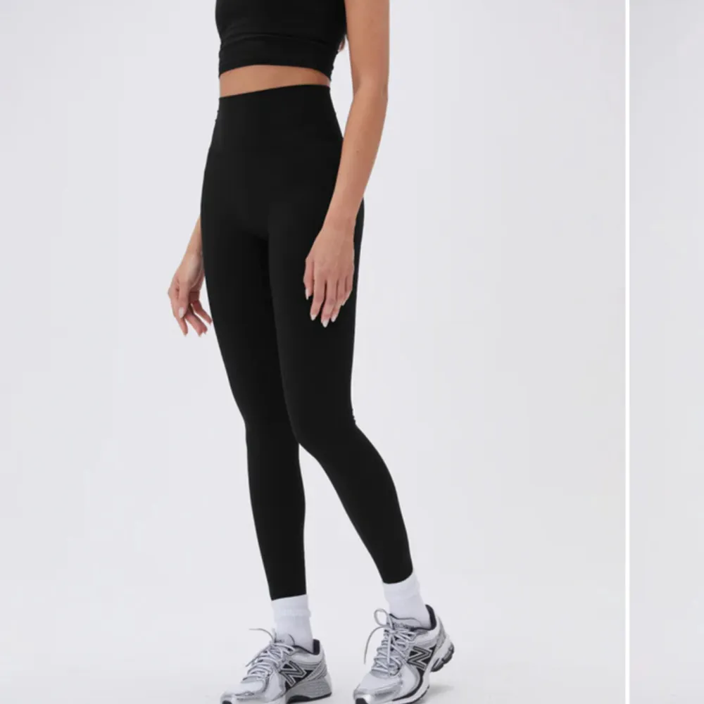 Fina träningstights från märket adanola. Leggingsen är endast använda ett fåtal gånger och i mycket fint skick. (Nypris ca 700kr med frakt)🤍. Sportswear.