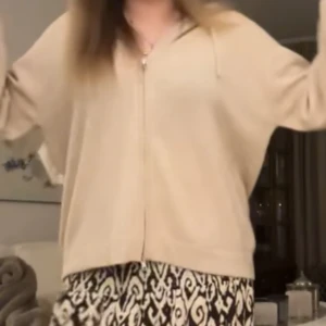 soft goat zip hoodie - Säljer denna superfina och helt slutsålda soft goat zip hoodie. Den är i samma färg som första bilden och sen själva modellen på de sista bilderna. Storlek L men passar mig som är s/m. Köpte för 2900💞