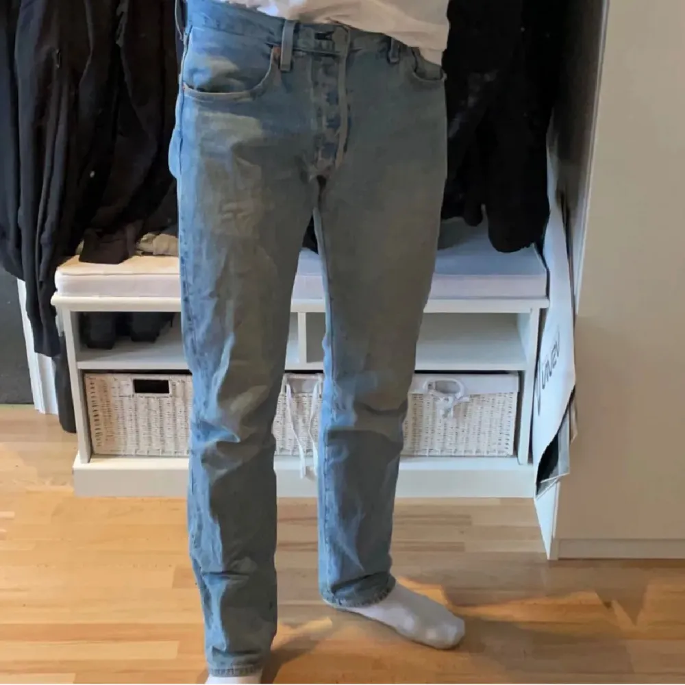 Levis 501 ljus blå och mörkblå Båda storlek w32 l34. Jeans & Byxor.