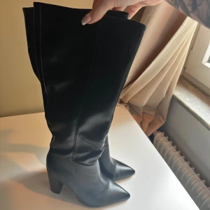 Knäskor - Knäskor i storlek 38. Köpa från shein, använda några gånger men fortfarande i fint skick. 