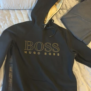 Hugo boss hoodie - Köpt 2021, bra skick  Svart och guld Storlek S Nypris ca 2000