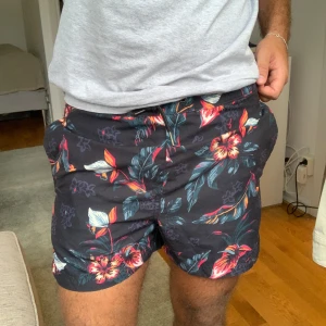 BADSHORTS S - Storlek s