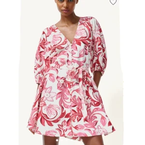 Klänning - Superfin sommarklänning från HM i nyskick. Nypris 299kr, mitt pris är 100kr💞