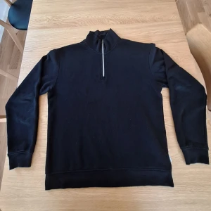 Jack & Jones tröja - Säljer eftersom den inte används längre. Inga skador, bra skick. Medella vid funderingar.