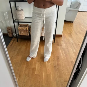 Alobha Linnebyxor - Säljer mina finaste linnebyxor från Alobha Label. Väldigt eftertraktade! Fickorna är inte kvar eftersom förra ägaren klippt bort dem eftersom de syntes igenom. 💗 Hör av er om ni har frågor 💕🥰