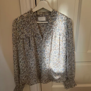 Blus - Jätte fin blus från neo noir i nytt skick