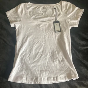 Säljer en för stor tröja som är oanvänd  - Det är en skön vit tröja från lager 157