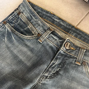 Lågmidjade jeans - Lågmidjade jeans från wrangler, säljer pga att de tyvärr är för små för mig därav finns där inga bilder med jeansen på❤️