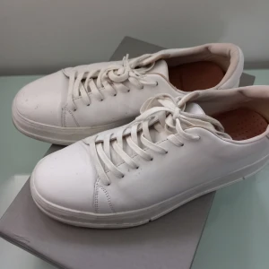 Vagabond John  - Skin sneakers från Vagabond. Använd men i fint skick. Ny pris 1400kr