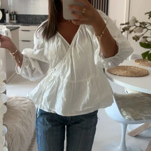 Vit blus - Säljer denna fina blus med halv-korta ärmar som man knyter på sidan✨🌸