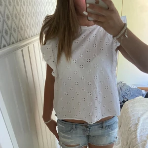 Vit volang topp - Jättesöt volang topp från hm, mycket bra skick💕strl M men passar mig bra som brukar ha S🫶🏻