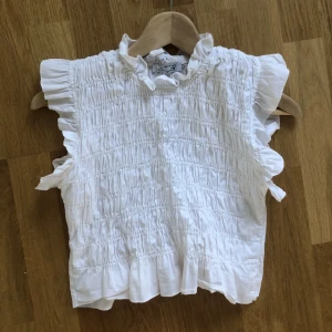 Design by si topp - Topp från Design by si. Aldrig använd då den inte riktigt var min stil 🩷 Nyskick! 