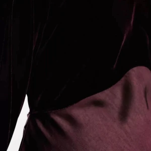 Festklänning  - Vinröda Fest klänning med sammets topp:  Storlek: 38 Pris: 490kr aldrig använd 