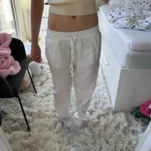Vita linnebyxor - Superfina vita lågmidjade linnebyxor från hm. I bra skick🤍🤍