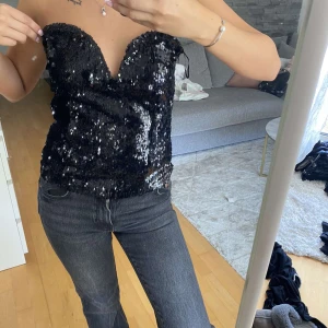 Fest topp - Helt oanvänd paljett topp. Med prislappen kvar, köpt för 500