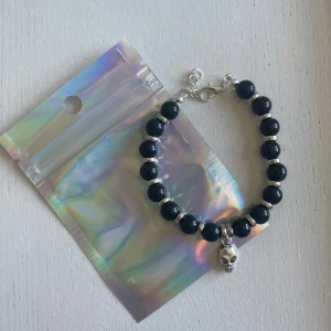 egen design armband  - svart armband med en döskalle, 20kr