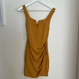 Gul klänning i strl XS - Säljer denna stretchiga gula klänningen från Tigermist! Köpt för 460, säljer för 150! Använd 2 gånger, väldigt bra skick och jättesnygg! Vid brösten är det hårt för att ge pushup så man behöver ej bh till denna! 