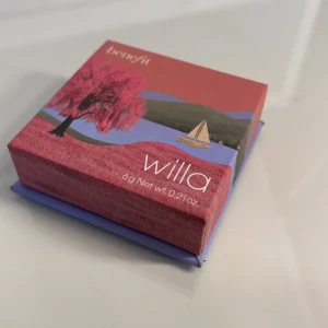 Benefit blush  - Måste sälja min benefit blush eftersom jag aldrig använder den och har bara använt den kanske 2/3 gånger❤️ sjukt bra pigment och färgen håller verkligen hela dagen! Postar inom 24 timmar ❤️nypriset är 419kr