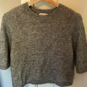 & Other Stories - Jätte fin trekvart tröja som är i nyskick och nästan aldrig andvänd💕 den är i storlek xs men passar någon som har s också💕❤️