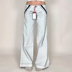 Så snygga wideleg jeans från 2000-talet! De är helt nya med lappen kvar! Midjemått: 82-89cm innerbenslängd: 84cm. Jag på bilden har strl 38 på underdelar och är 170cm lång. Klicka på köp nu <3