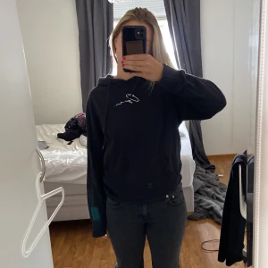 Svart hoodie - Svart hoodie som är i bra skick