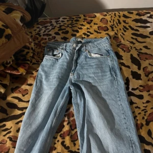 Högmidjade jeans  - Bra skick. Kan diskuteras om pris