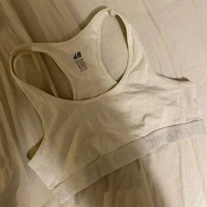 Topp - Träningstopp från hm, fint skick knappt använd. Hör av dig vid frågor, osäker på nypris!