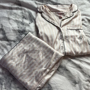 Victoria secret pyjamas - Jätte fin Victoria secret pyjamas, den har några defekter på byxorna som ni ser men inget man märker och en smink fläck på tröj armen men går säkert att få bort i tvätten💕