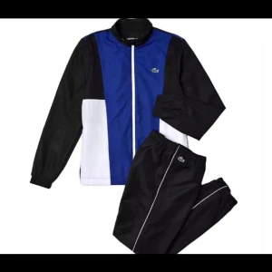 Lacoste Tracksuit - Exklusiv Dress som är slutsåld alltså finns inte o köpa på deras Hemsida.