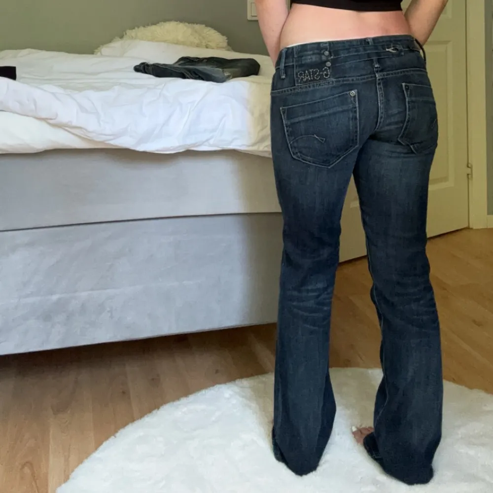 lågmidjade slim bootcut vintage jeans från g-star. mycket bra skick. midjemått: 37 cm innerbenslängd: 77 cm. Jeans & Byxor.