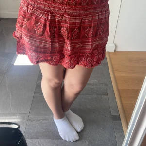 Volangkjol -  kjol med mönster o röd lite brun osv!💕 lite solblekt men fin