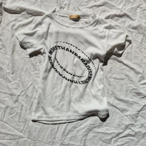 Vit baby tee  - Baby tee, köpt i Korea 