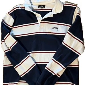 Stussy skjorta  - Säljer min stussy skjorta för den är inte MIN still. Den är i bra skick och har inte blivit använd så mycket bara ett par gånger. Den är i storlek M. 👍❤️Har du en fråga är det bara att fråga👍❤️ ❤️👍PRIS GÅR ATT DISKUTERAS 👍❤️