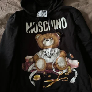 Moschino hoodie  - Helt ny skick på tröjan använd cirka  3 gånger har pris lapp med. 