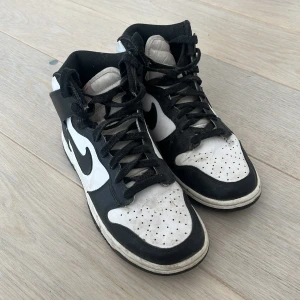 Nike Dunk High ”Panda” - Feta skor lite smutsiga men inte så slitna.