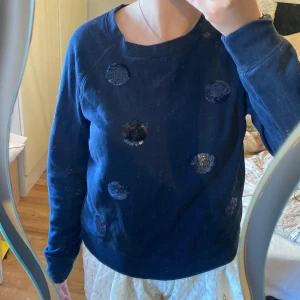 Tröja med paljetter - Mörkblå tröja med paljetter på framsidan, paljettterna är vändbara så att de kan byta färg