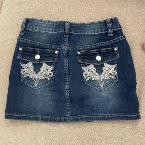 denim miniskirt  - helt ny jättefin jeanskjol med snygga detaljer på bakfickorna! för liten i midjan för mig därav säljer jag. storlek S men skulle mer säga XS 🫶🏼🩷
