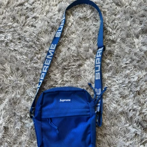 Supreme väska  - Säljer en Supreme shoulder bag. Köptes från plugmeplease för längesen. Säljer den för 500kr. Den har inga skador och är i bra skick. 