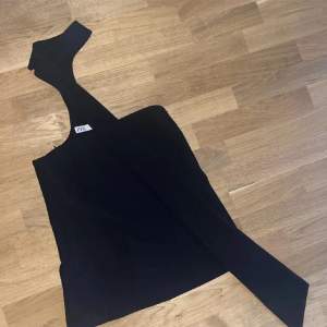 Säljer min jätte fina zara top. Elegant och ett bra stilrent statement piece 😍 Endast använd en gång.  M men passar S då den är liten i storleken 