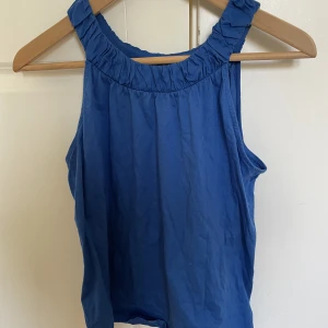 Sommartröja  - Jätte gullig sommartröja från Lindex, bra skick💙