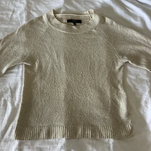 Beige stickad tröja - Säljer den här fina vero moda tröjan i storlek S💕 Den har en liten blå fläck på armen men inget som är jättetydligt🥰