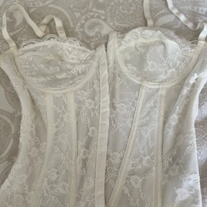 Vit korsett - Fin vit korsett , den är från shein🙂Tycker den passar fint till en jenaskjol eller liknande.