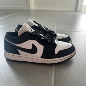 Jordans - Säljer dessa Svart-vita Air Jordan 1 sneakers i bra skick då dem är för små. Använda bara nåra få gånger. Skriv för mer info.💕 Nypris: 1200 kr 